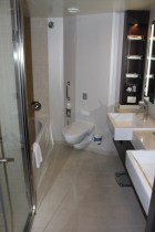 Norwegian Star bathroom 
